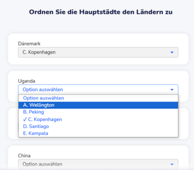 Überschrift "Ordnen Sie die Hauptstädte den Ländern zu". Darunter Ländername mit Dropdown-Menü mit den Antwortmöglichkeiten. Dänemark mit sichtbarer Antwort im Menu: C. Kopenhagen. Darunter Uganda, sichtbares Dropdownmenü "Option auswählen, A. Wellington, B. Peking, C. Kopenhagen mit Haken, D. Santiago, E. Kampala. 