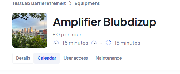 Ansicht Fenster Equipment, Beispiel eines Gerätes mit Fotos, Überschrift und Angaben, wieviel die Ausleihe pro Stunde kostet und in welchen Mindestzeiteinheiten es ausgeliehen werden kann. Darunter Schalter: "Details" weißer Kasten mit feiner hellgrauer Umrandung, "Calendar" hellbrauer Kasten mit dunkelblauer Schrift (in dieser Ansicht befindet man sich derzeit), "User acces" und "Maintenance", beides weiße Kästen ohne Rand.