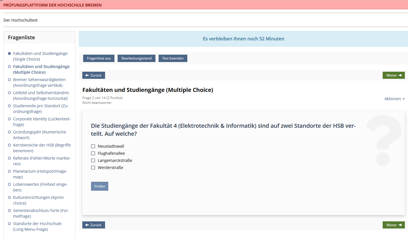 Die Seite des ILIAS-Tests ist in mehrere Hauptbereiche unterteilt: 1. Oberer Bereich: Am oberen Rand der Seite befindet sich ein Banner mit der Bezeichnung "PRÜFUNGSPLATTFORM DER HOCHSCHULE BREMEN". Darunter wird die verbleibende Zeit des Tests angezeigt (z.B. "Es verbleiben Ihnen noch 52 Minuten"). 2. Linke Navigationsleiste: Auf der linken Seite befindet sich eine vertikale Navigationsleiste „Fragenliste“ mit einer Liste von Fragen, die im Test beantwortet werden müssen. 3. Hauptinhalt: Der Hauptteil der Seite zeigt die aktuell ausgewählte Frage. 4. Schalter: Oberhalb der Frage befinden sich Schaltflächen „Fragenliste aus, Bearbeitungsstand, Test beenden, Zurück, Weiter" und ein Ausklappmenü „Aktionen“. Unterhalb der Frage gibt es die Schaltflächen "Prüfen, Zurück, Weiter“.
